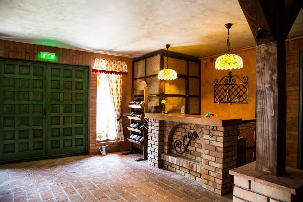 Country Court Bed and Breakfast Curteni Buitenkant foto