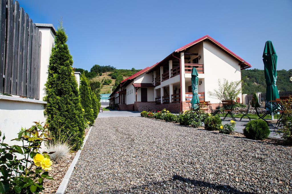 Country Court Bed and Breakfast Curteni Buitenkant foto