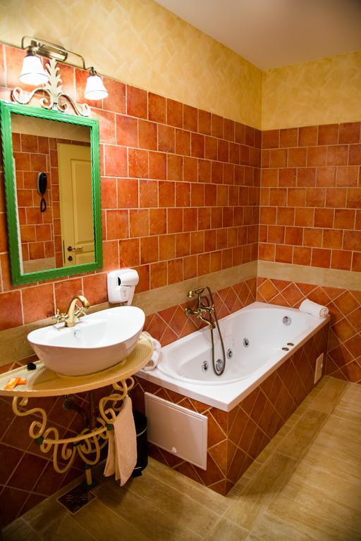 Country Court Bed and Breakfast Curteni Buitenkant foto