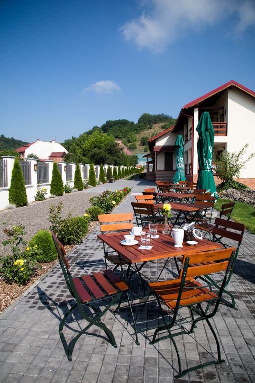 Country Court Bed and Breakfast Curteni Buitenkant foto